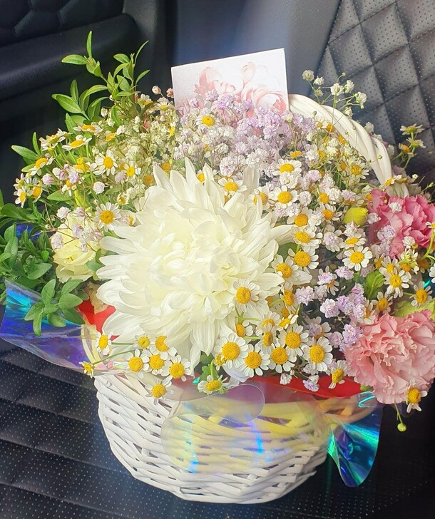 Букет с ромашками в корзинке, артикул F1205689 - 6780 рублей, доставка по городу. Flawery - доставка цветов