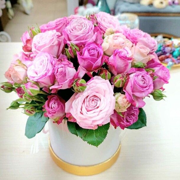 Розы в шляпной коробке, артикул F1206802 - 5100 рублей, доставка по городу. Flawery - доставка цветов