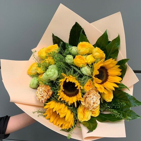 Букет с подсолнухами «летний», артикул F1209069 - 4800 рублей, доставка по городу. Flawery - доставка цветов