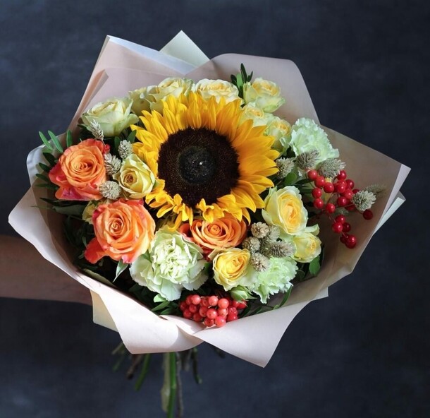 Букет «в центре внимания» на 1 сентября, артикул F1209070 - 6001 рублей, доставка по городу. Flawery - доставка цветов