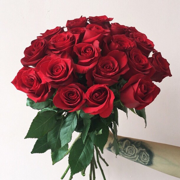Букет из 19 красных роз, артикул F1210253 - 6780 рублей, доставка по городу. Flawery - доставка цветов