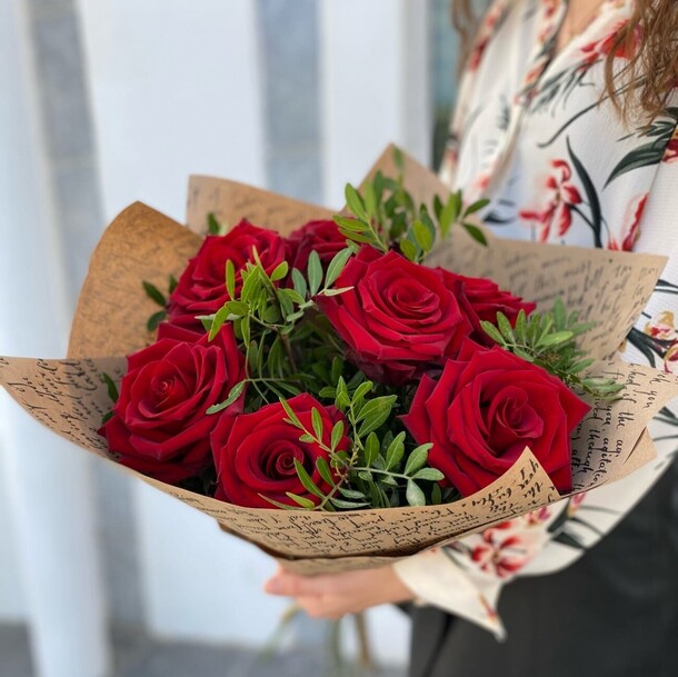 Букет красных роз «век адалин», артикул F1210668 - 3300 рублей, доставка по городу. Flawery - доставка цветов