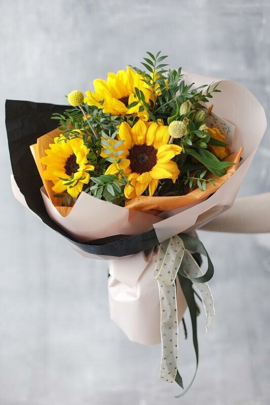 Букет подсолнухов «трио», артикул F1211326 - 1950 рублей, доставка по городу. Flawery - доставка цветов