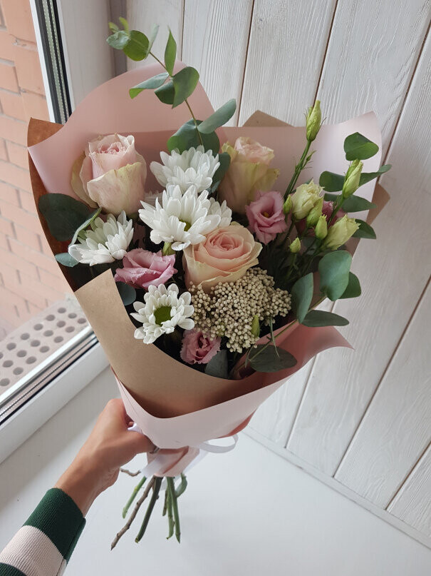 Букет с розами «валенсия», артикул F1212257 - 2400 рублей, доставка по городу. Flawery - доставка цветов