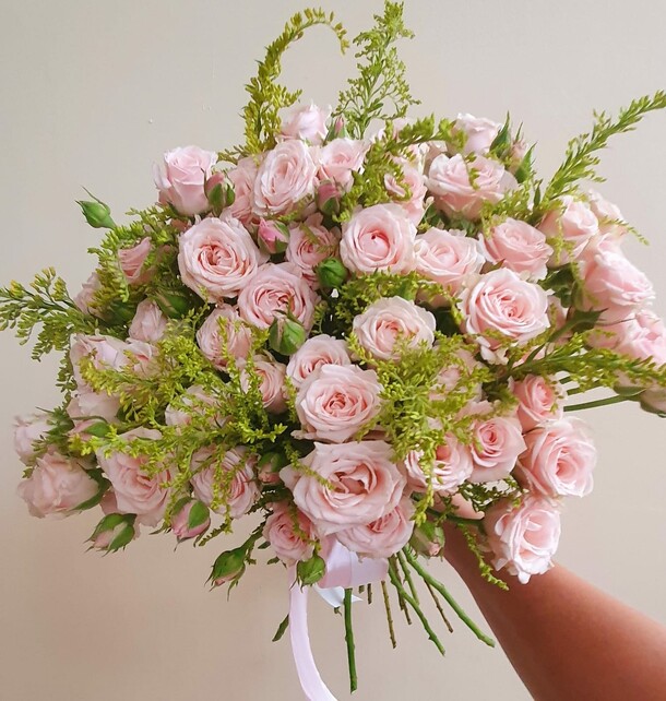 Букет кустовых роз «анжелика», артикул F1213463 - 7101 рублей, доставка по городу. Flawery - доставка цветов