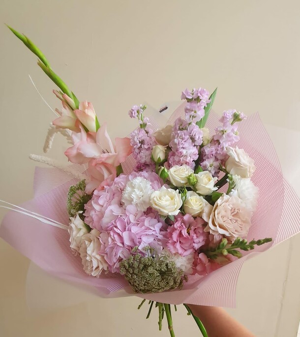 Букет с розами и маттиолой «мечты», артикул F1213464 - 8000 рублей, доставка по городу. Flawery - доставка цветов