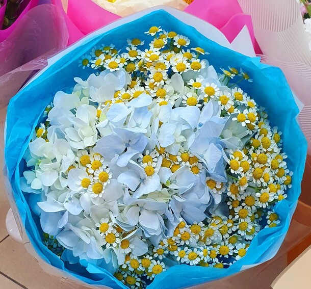 Букет с ромашками и гортензией, артикул F1213466 - 3300 рублей, доставка по городу. Flawery - доставка цветов