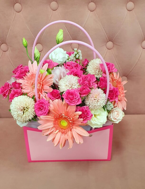 Букет цветов в коробке «барби», артикул F1213752 - 5600 рублей, доставка по городу. Flawery - доставка цветов