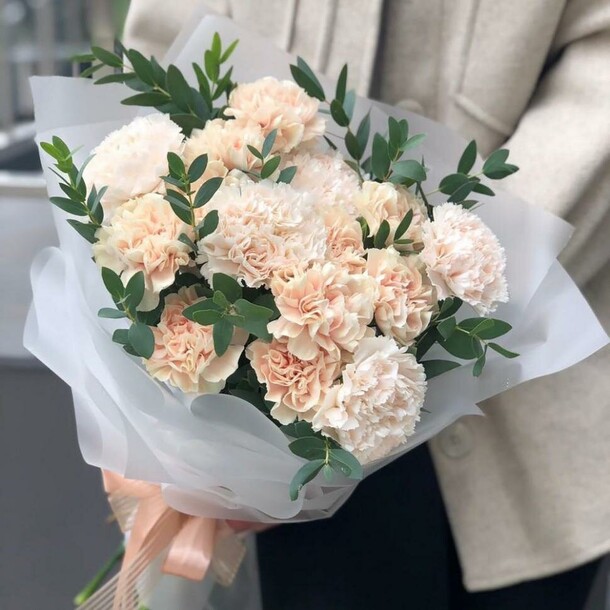 Букет из 13 гвоздик, артикул F1213758 - 3900 рублей, доставка по городу. Flawery - доставка цветов