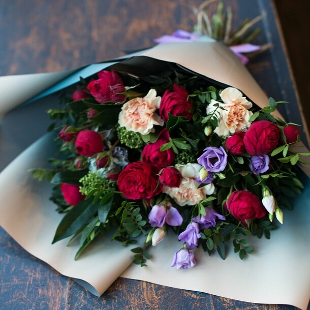 Букет из кустовых роз, гвоздик и эустомы «миледи», артикул F1214346 - 4364 рублей, доставка по городу. Flawery - доставка цветов