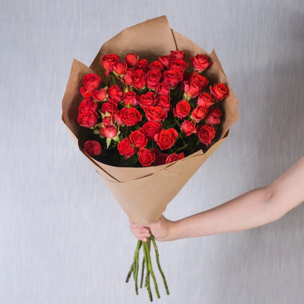 Букет красных кустовых роз, артикул F1214850 - 4100 рублей, доставка по городу. Flawery - доставка цветов