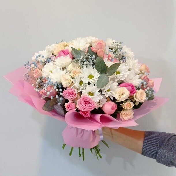 Сборный букет «влюблённые», артикул F1215086 - 8400 рублей, доставка по городу. Flawery - доставка цветов