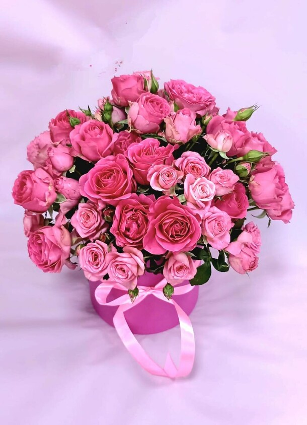 Букет роз в шляпной коробке, артикул F1216634 - 8300 рублей, доставка по городу. Flawery - доставка цветов