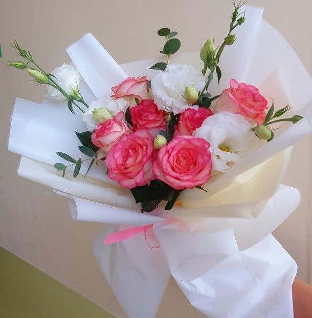 Букет из роз и эустомы «свидание», артикул F1217128 - 2400 рублей, доставка по городу. Flawery - доставка цветов