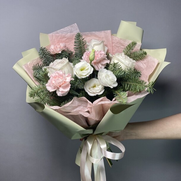 Букет из роз, гвоздик и эустомы «рождество», артикул F1218972 - 2400 рублей, доставка по городу. Flawery - доставка цветов