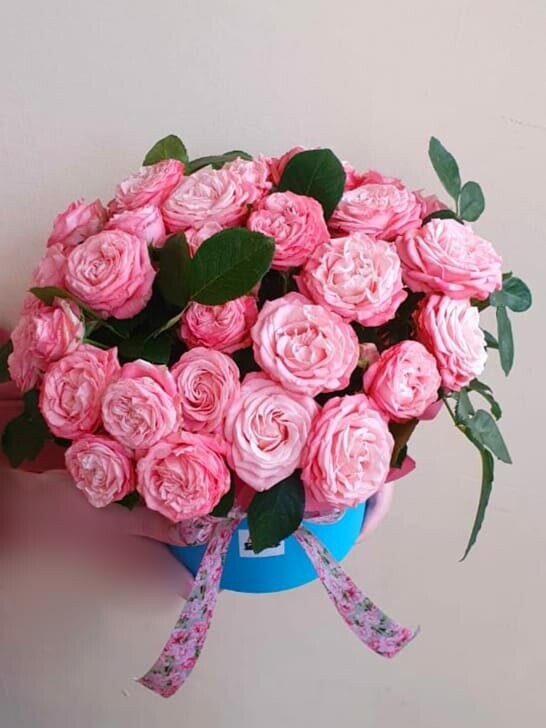 Кустовые розы в шляпной коробке, артикул F1218989 - 9100 рублей, доставка по городу. Flawery - доставка цветов