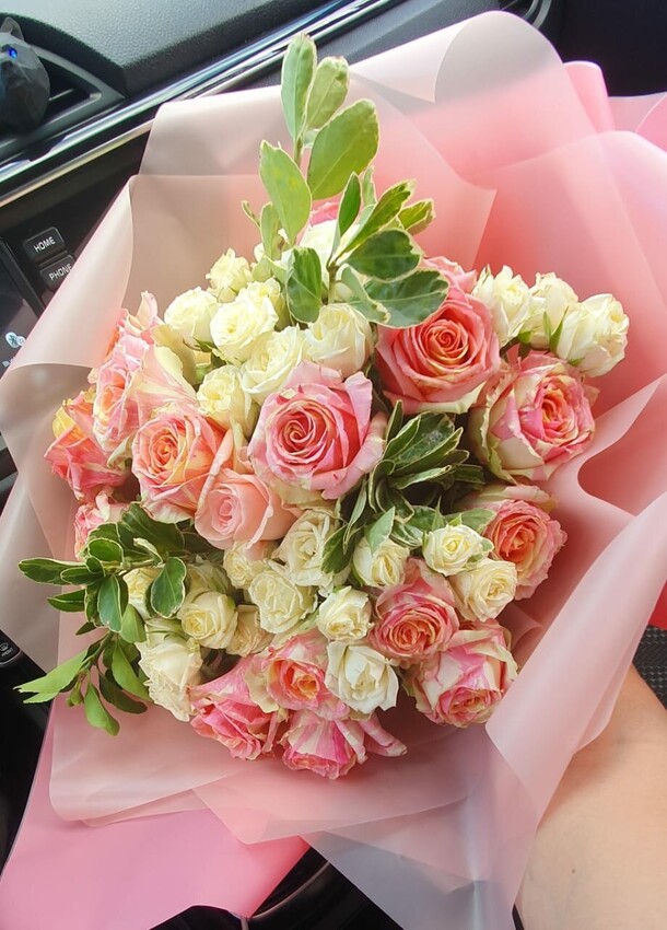 Букет роз с зеленью, артикул F1219012 - 7300 рублей, доставка по городу. Flawery - доставка цветов