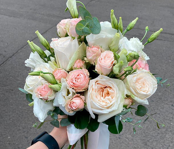 Букет из роз и эустомы «ангел», артикул F1220464 - 8300 рублей, доставка по городу. Flawery - доставка цветов