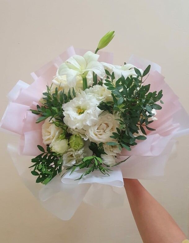 Букет из роз, эустомы и лилии «шекспир», артикул F1221072 - 5100 рублей, доставка по городу. Flawery - доставка цветов