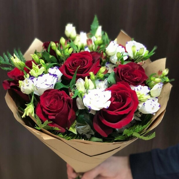 Букет из роз и эустомы «афродита», артикул F1222353 - 6001 рублей, доставка по городу. Flawery - доставка цветов