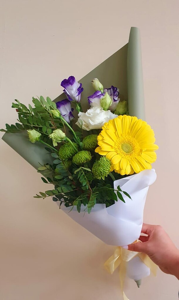 Сборный букет с яркой герберой, артикул F1222541 - 2400 рублей, доставка по городу. Flawery - доставка цветов