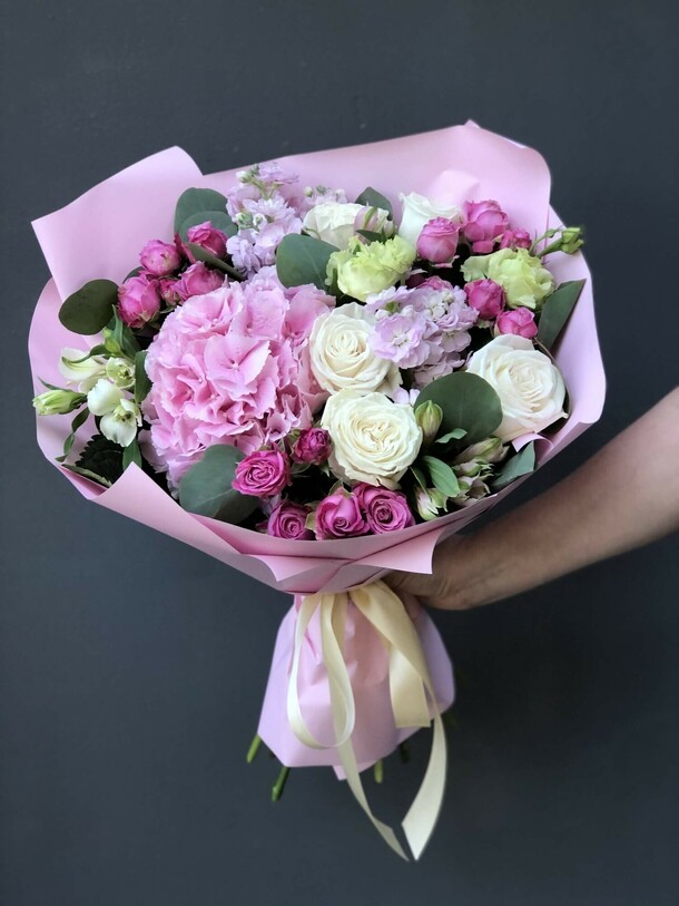 Сборный букет «ультрафиолет», артикул F1224144 - 7860 рублей, доставка по городу. Flawery - доставка цветов