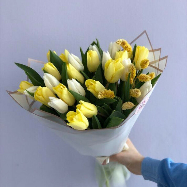 Букет тюльпанов «яркий март», артикул F1224563 - 6750 рублей, доставка по городу. Flawery - доставка цветов