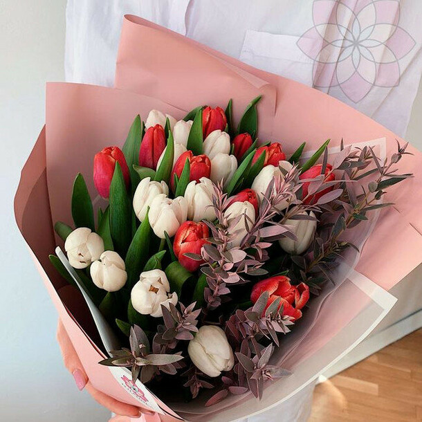 Букет тюльпанов с зеленью «весна», артикул F1226278 - 7600 рублей, доставка по городу. Flawery - доставка цветов