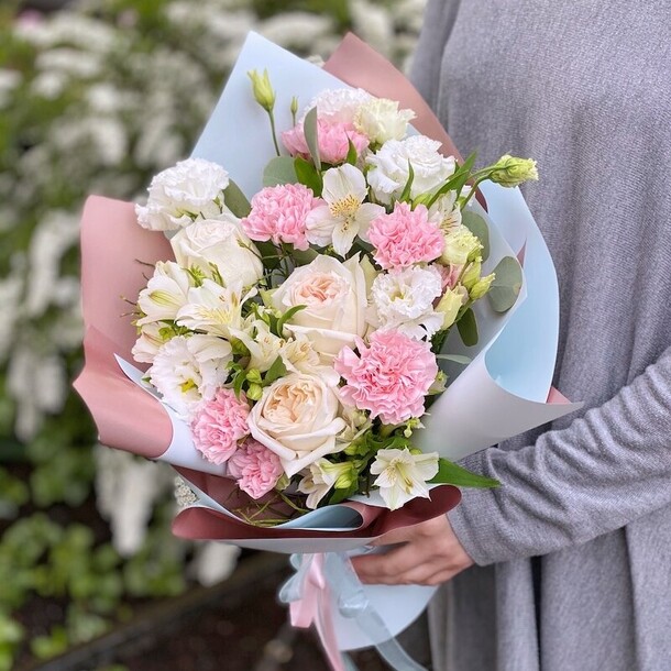 Букет из роз, гвоздик и эустомы «нежность», артикул F1226302 - 5100 рублей, доставка по городу. Flawery - доставка цветов