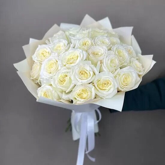 Букет из 23 белых роз, артикул F1230431 - 8450 рублей, доставка по городу. Flawery - доставка цветов