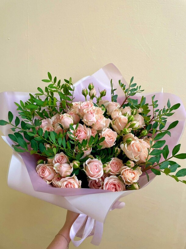 Букет кустовых роз «анабель», артикул F1231829 - 5700 рублей, доставка по городу. Flawery - доставка цветов