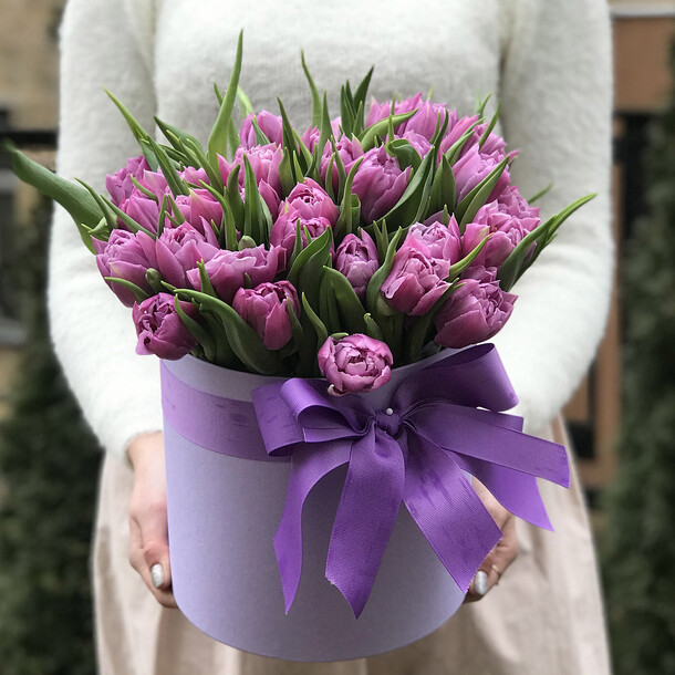 Тюльпаны в шляпной коробке «ультрафиолет», артикул F1231837 - 8800 рублей, доставка по городу. Flawery - доставка цветов