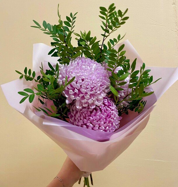 Букет хризантем «виолетта», артикул F1232860 - 2900 рублей, доставка по городу. Flawery - доставка цветов