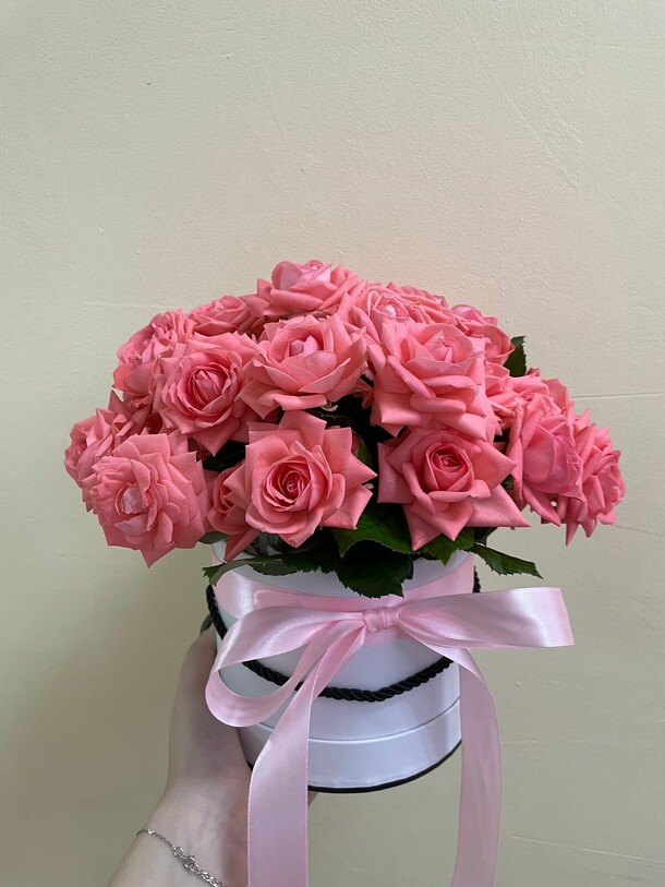 Кустовые розы в корзине, артикул F1232898 - 4200 рублей, доставка по городу. Flawery - доставка цветов