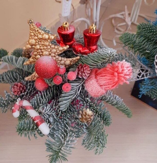 Новогодняя композиция, артикул F1234665 - 4000 рублей, доставка по городу. Flawery - доставка цветов