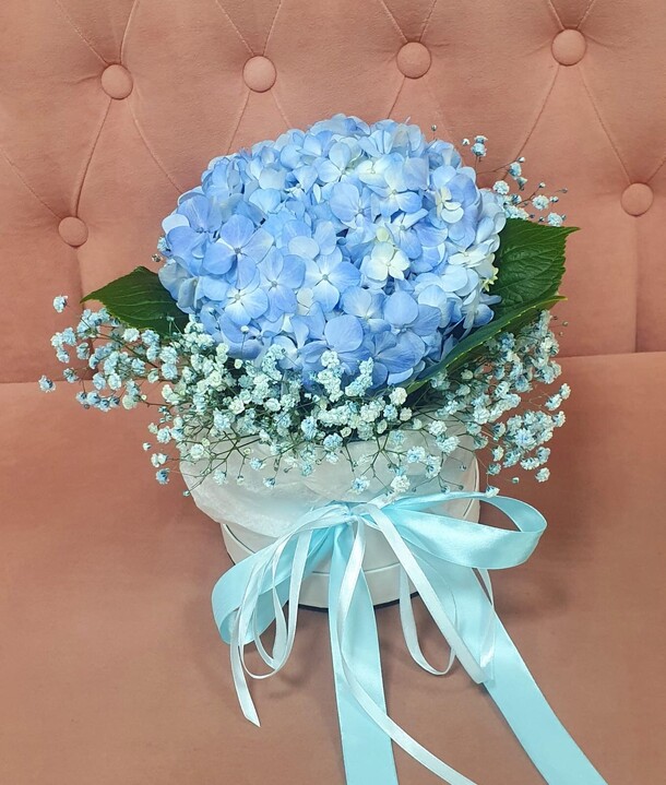 Букет с гортензией в шляпной коробке, артикул F1234671 - 4230 рублей, доставка по городу. Flawery - доставка цветов