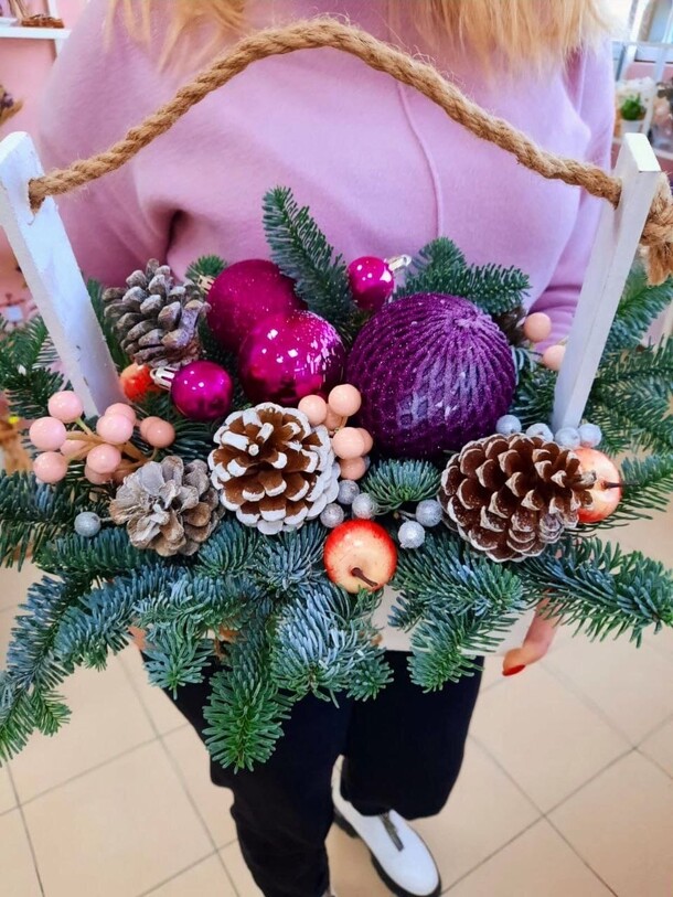 Новогодняя композиция в ящике, артикул F1235501 - 3200 рублей, доставка по городу. Flawery - доставка цветов