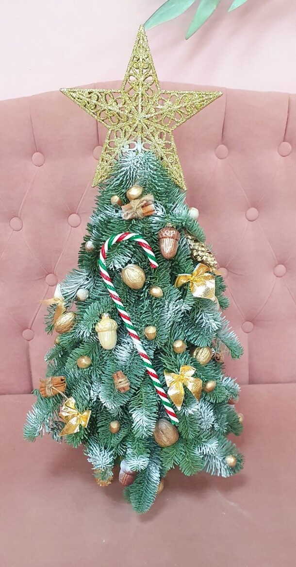 Новогодняя композиция в форме ели, артикул F1235504 - 15600 рублей, доставка по городу. Flawery - доставка цветов