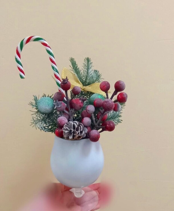 Новогодняя композиция в бокале, артикул F1235763 - 2100 рублей, доставка по городу. Flawery - доставка цветов