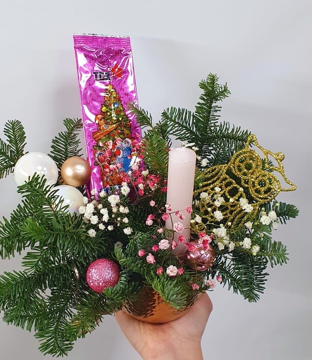 Новогодняя композиция, артикул F1235768 - 4300 рублей, доставка по городу. Flawery - доставка цветов