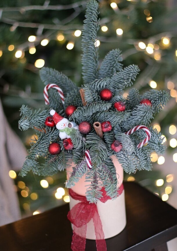 Новогодняя композиция, артикул F1236763 - 6400 рублей, доставка по городу. Flawery - доставка цветов