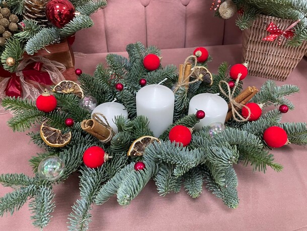 Новогодняя композиция, артикул F1236765 - 5100 рублей, доставка по городу. Flawery - доставка цветов