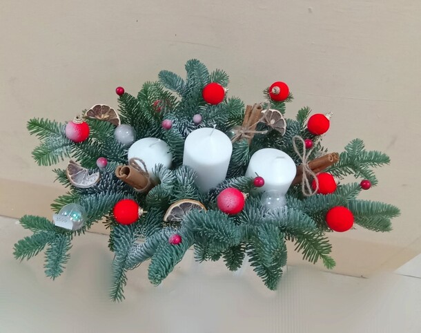 Новогодняя композиция, артикул F1237702 - 5600 рублей, доставка по городу. Flawery - доставка цветов