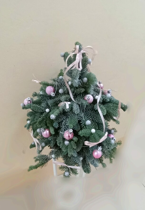 Новогодняя композиция в форме ели, артикул F1237703 - 7800 рублей, доставка по городу. Flawery - доставка цветов