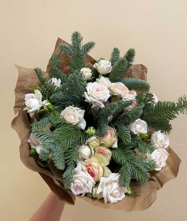 Букет из роз и ели, артикул F1237997 - 6500 рублей, доставка по городу. Flawery - доставка цветов