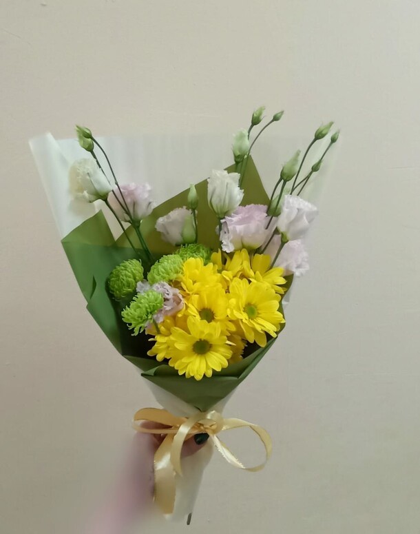 Букет из хризантем и эустомы «сад», артикул F1238557 - 2100 рублей, доставка по городу. Flawery - доставка цветов