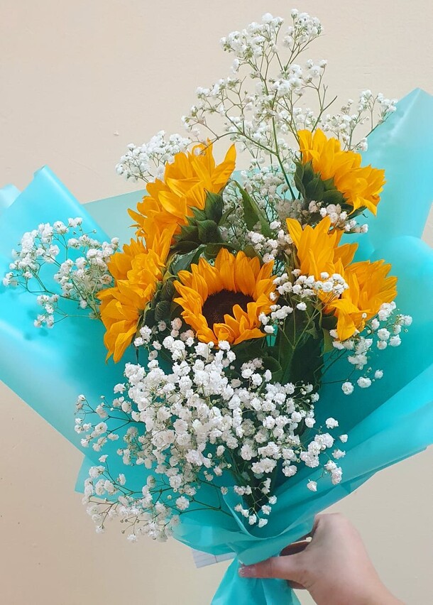 Букет подсолнухов с гипсофилой, артикул F1241523 - 3300 рублей, доставка по городу. Flawery - доставка цветов