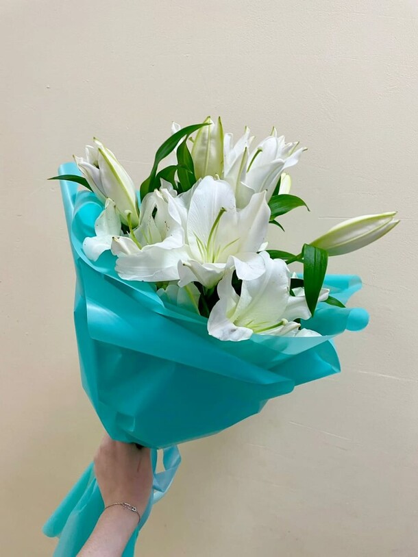 Букет лилий «истина», артикул F1241527 - 4200 рублей, доставка по городу. Flawery - доставка цветов