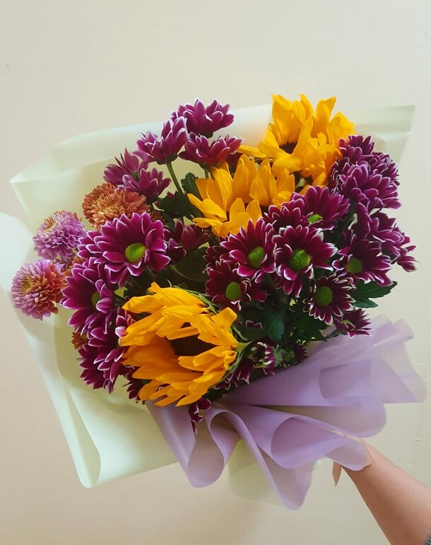 Букет из хризантем и подсолнухов, артикул F1241529 - 4200 рублей, доставка по городу. Flawery - доставка цветов