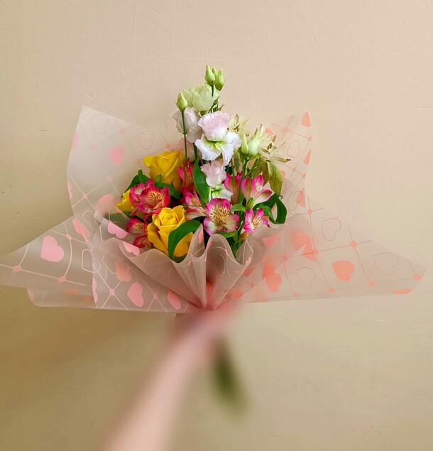 Букет из роз, эустомы и альстромерий «игра», артикул F1241536 - 2800 рублей, доставка по городу. Flawery - доставка цветов